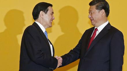 In Singapur reichten sich Chinas Präsident Xi Jinping (rechts) und Taiwans Staatschef Ma Ying-jeou am Samstag lange die Hand.