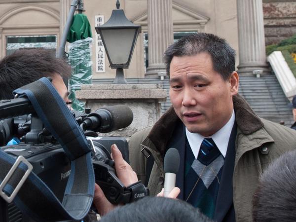 Ein Archivfoto vom Dezember 2012 zeigt den chinesischen Menschenrechtsanwalt Pu Zhiqiang während eines Interviews. 