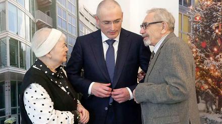 In Familie. Chodorkowski mit Mutter Marina und Vater Boris am Rande der Pressekonferenz am Sonntag im Berliner Mauermuseum. 