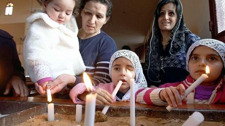 Diese assyrischen Christen sind aus Syrien in den Libanon geflüchtet, um der Verfolgung durch die Terrormiliz "Islamischer Staat" (IS) zu entkommen.