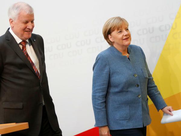 Angela Merkel (CDU) und Horst Seehofer (CSU) laufen vor den Sondierungsgesprächen wieder in eine Richtung. 