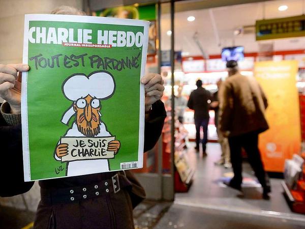 In Paris ist die erste Ausgabe von "Charlie Hebdo" nach dem Anschlag trotz Nachlieferungen schon wieder fast ausverkauft. 