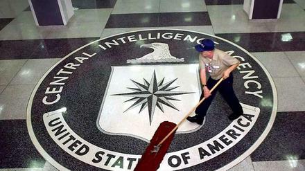 Die Reinigung des Emblems am Eingang des mächtigen amerikanischen Auslandsgeheimdienstes CIA ist bei einem Budget von mehr als 14 Milliarden Dollar wohl kein Problem. 