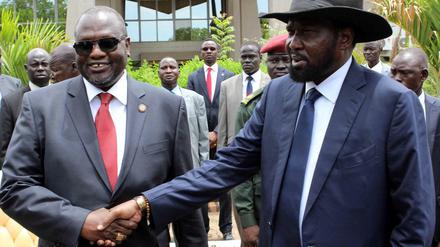 Zumindest die Hände haben sie mal geschüttelt. Am 29. April ist Rieck Machar (links) wieder zum Vizepräsidenten Südsudans vereidigt worden. Präsident Salva Kiir bildet mit seinem Rivalen wieder eine Übergangsregierung. 