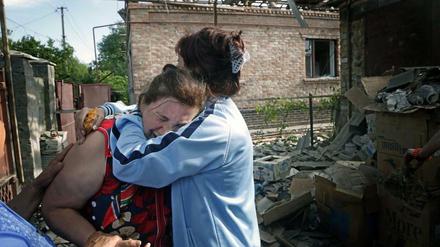 Die Kämpfe in der Ostukraine bringen der Bevölkerung viel Leid. Hier trauern Bürger in Slowjansk um ihr Haus, das bei Kämpfen zwischen der ukrainischen Armee und Separatisten zerstört wurde.