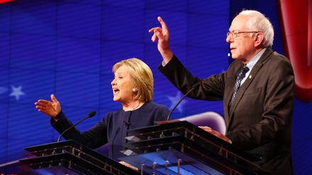 Die demokratischen US-Präsidentschaftsbewerber Hillary Clinton (links) und Bernie Sanders 