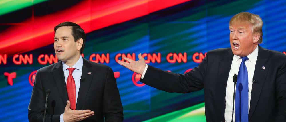 Der US-Präsidentschaftskandidat der Republikaner Marco Rubio (l) griff seinen Mitbewerber Donald Trump in einer CNN-Debatte mehrfach verbal an.