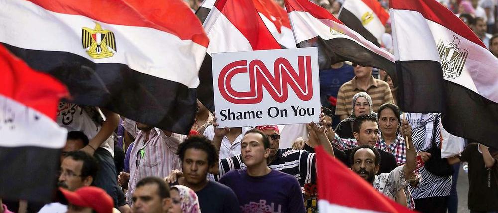 Mit Plakaten, auf denen steht "CNN schämt euch" ziehen Demonstranten durch Kairo. Sie kritisieren den Fernsehsender, weil dieser von beim Sturz des ehemaligen Präsidenten Mursi von einem Militärputsch spricht.
