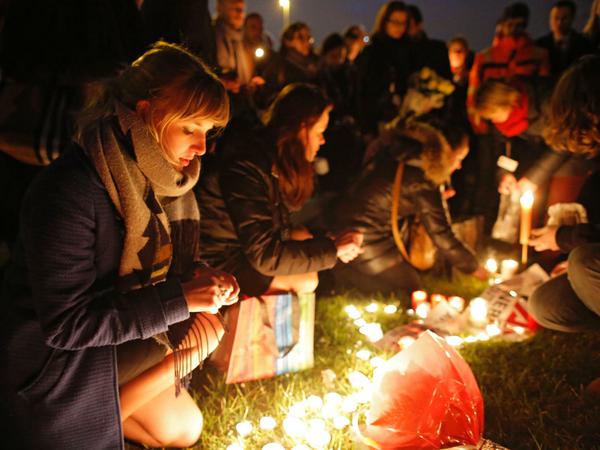 Das Personal des Flughafens in Brüssel zündet Mittwochabend Kerzen im Gedenken an die Attentate an.