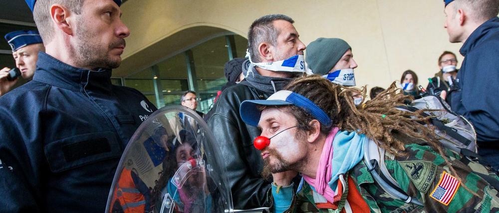 Demonstranten protestieren am Donnerstag vor der EU-Kommission in Brüssel gegen Ceta.