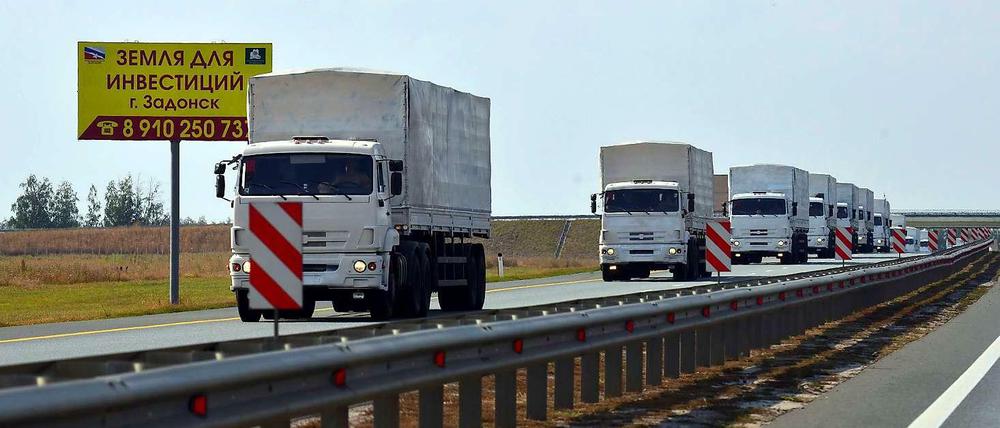 Der Konvoi mit Hilfswaren für die Region um Luhansk ist unterwegs in Richtung Grenze zwischen Russland und Ukraine