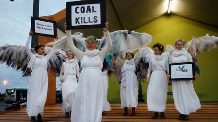 Weiß gegen schwarz: Bei der Klimakonferenz fordern Engel den Kohleausstieg.