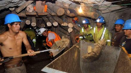 Arbeit unter lebensgefährlichen Bedingungen. Im peruanischen Ica retteten Bergarbeiter verschüttete Kollegen im April 2012 aus einer Kupfermine.