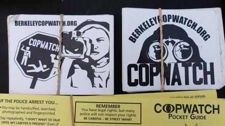 Aufkleber und Flugblätter der Bürgerinitiative "CopWatch" liegen in Berkeley (Kalifornien) auf einem Tisch. 