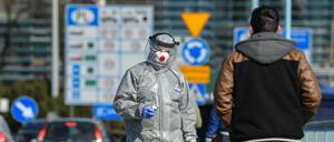 Kontrolle: Ein Mann in Schutzanzug mit einem Thermometer am deutsch-polnischen Grenzübergang von Frankfurt (Oder)