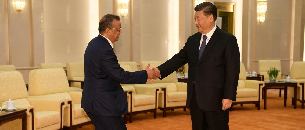 Parteichef Xi Jinping (r.) traf am Dienstag WHO-Chef Tedros Adhanom.