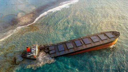 Der havarierte Frachter vor Mauritius ist in zwei Teile gebrochen.
