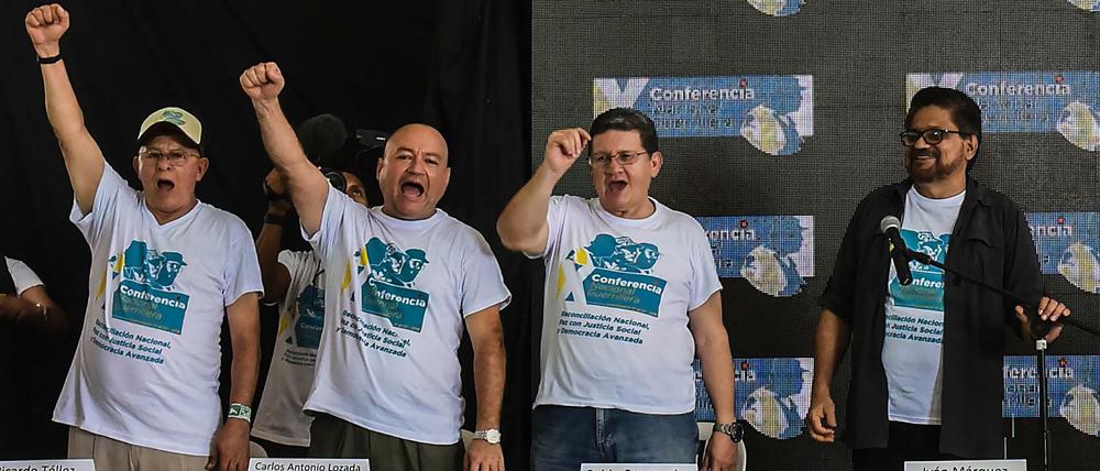 Mitglieder der kolumbianischen Farc-Rebellen feiern die Annahme des Friedensvertrages. 