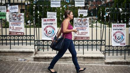 Krise ist überall. Diese Studentin läuft in Athen an Agitationsplakaten vorbei.