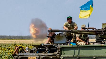 Ukrainische Soldaten bei einer Gefechtsübung in der Nähe von Mariupol in der Ost-Ukraine. 