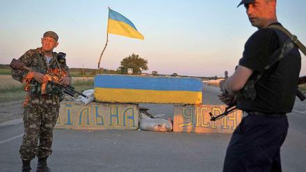 Mitglieder eines ukrainischen Freiwilligenverbandes bewachen einen Kontrollpunkt bei Luhansk. 