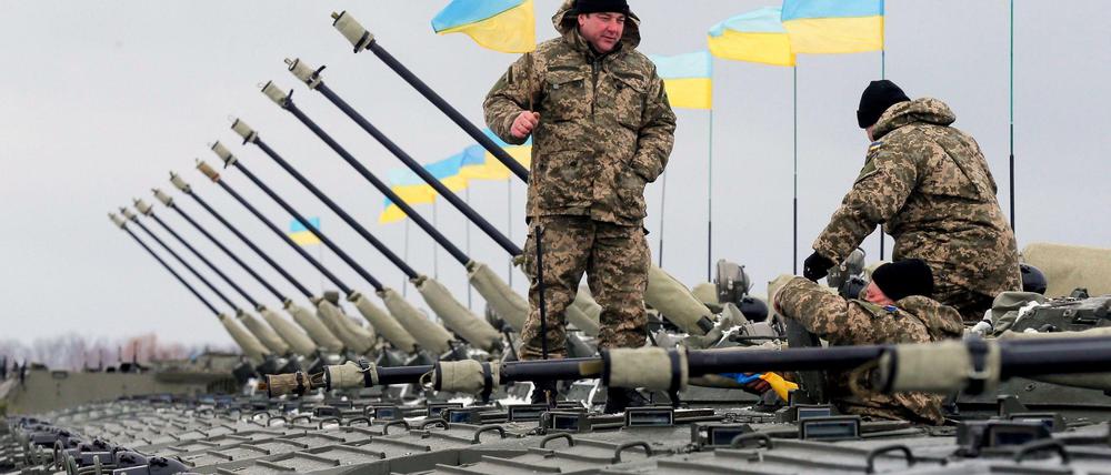 Neue Waffen. Der ukrainische Präsident übergab der Armee in Schitomir Panzer, Haubitzen und Flugzeuge. Der Krieg in der Ukraine geht weiter.