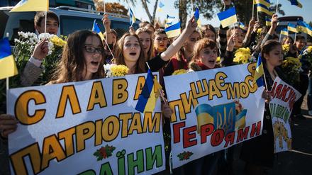 Ukrainische Jugendliche jubeln für ihr Land. Auf ähnliche Bilder hofft Gerd Müller (CSU) am Montag. On die den deutschen Hilfskonvois für die Ukraine zufällig auch ein paar schwarz-rot-goldene Flaggen liegen?
