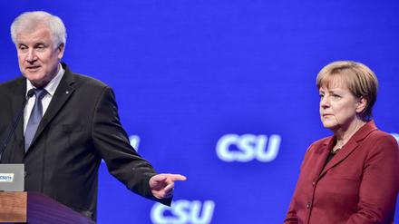 Bundeskanzlerin Angela Merkel (CDU) und CSU-Chef Horst Seehofer beim CSU-Parteitag in München 