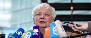 Die Vorsitzende der CSU-Landesgruppe, Gerda Hasselfeldt, fordert in der Flüchtlingskrise ein Stoppsignal von der Bundeskanzlerin.