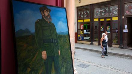 Ein Bild des ehemaligen Revolutionsführers Fidel Castro steht während des Besuches des US-Präsidenten Barack Obama in einer Seitenstraße in Havanna, Kuba. 