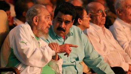 90. Geburtstag. Fidel Castro in auffälliger Puma-Jacke mit Venezuelas Präsident Nicolas Maduro. 