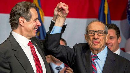 Mario Cuomo (rechts), der drei Amtszeiten lang Gouverneur des US-Bundesstaates New York war, ist gestorben - nur wenige Stunden, nachdem sein Sohn Andrew Cuomo (links) für eine zweite Amtszeit als New Yorks Gouverneur vereidigt worden war. . 