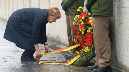 Bundeskanzlerin Angela Merkel legt am 3. Mai 2015 im Konzentrationslager Dachau einen Kranz nieder.