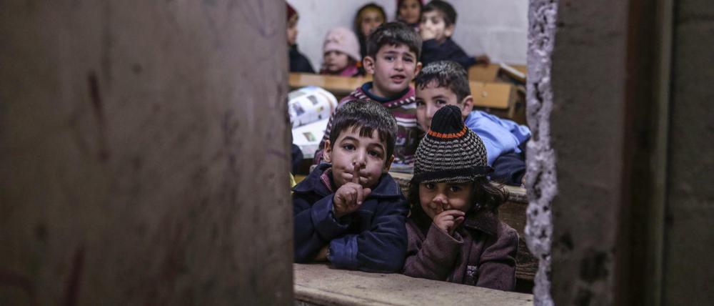 Kinder in einer Schule in Syrien - zurzeit hält die Waffenruhe. Jedoch mit Ausnahmen.