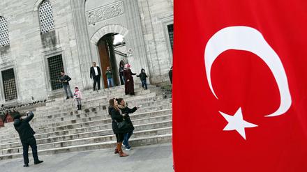 Besucher fotografieren vor einer Moschee in Istanbul. 