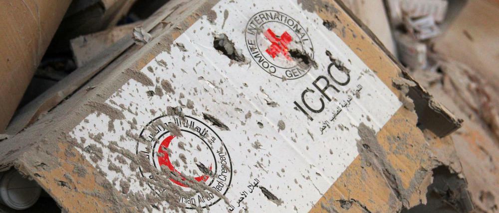 Ein Hilfspaket des Roten Kreuzes, zerstört durch einen Luftangriff in der Nähe von Aleppo. 