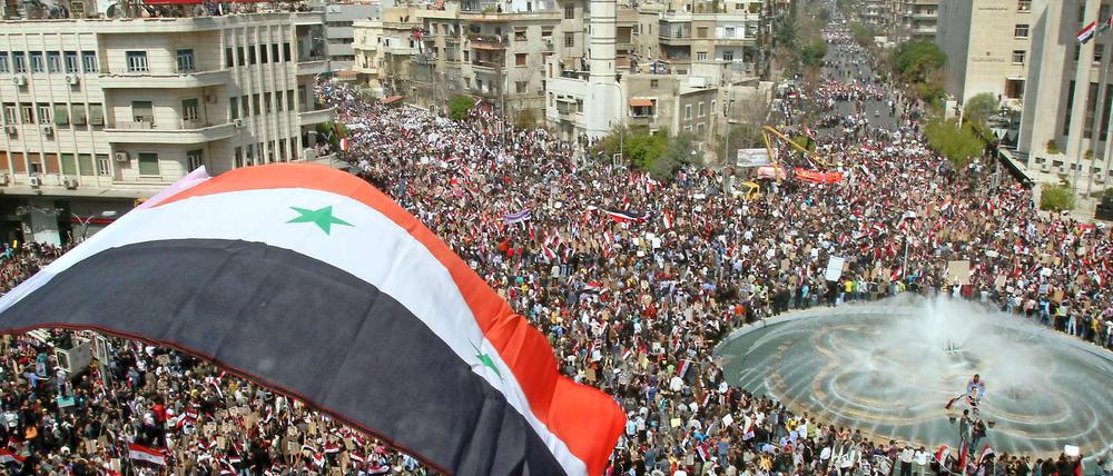 Zehntausende Anhänger Assads versammelten sich in Damaskus zu einer Kundgebung.