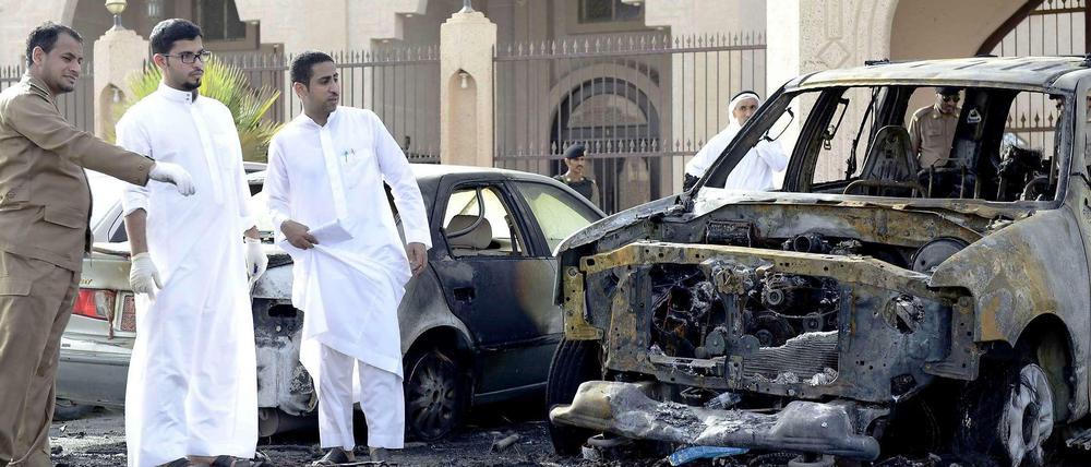 Polizisten begutachten im saudi-arabischen Dammam den Tatort des Selbstmordanschlags vor der schiitischen Al-Anoud-Moschee. 