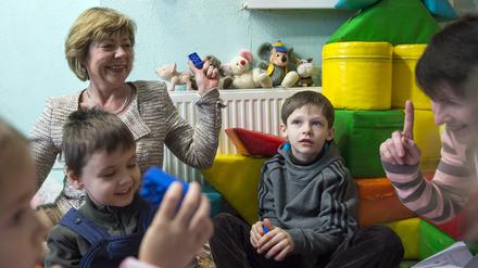 Daniela Schadt, die Lebensgefährtin von Bundespräsident Joachim Gauck, mit Flüchtlingskinder aus der Ostukraine in einem Familienzentrum im Charkiw. 