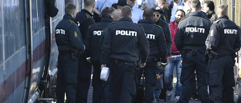 Die dänische Polizei stoppt Flüchtlinge auf ihrem Weg nach Schweden. Wer sich nicht registrieren lässt, muss zurück nach Deutschland.