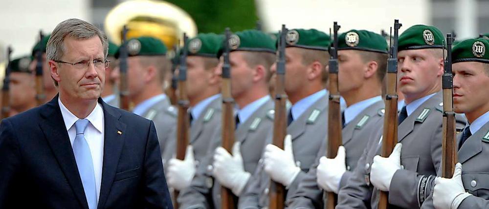 Im Sommer empfing Christian Wulff eine Ehrenformation der Bundeswehr in Bellevue. Am Donnerstag erhält er seinen Zapfenstreich. 