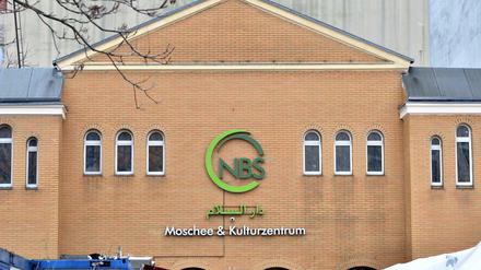 Die Neuköllner Dar-as-Salam Moschee wird vom Verfassungsschutz beobachtet und gehört zur Islamischen Föderation Berlin, zu der auch die Bauherren der geplanten Moschee in Mariendorf enge Kontakte pflegen. 