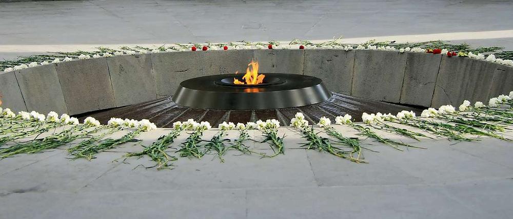 An der offiziellen Gedenkstätte in Eriwan erinnern die Armenier an die Toten und Vertriebenen des Völkermordes in der Türkei. 