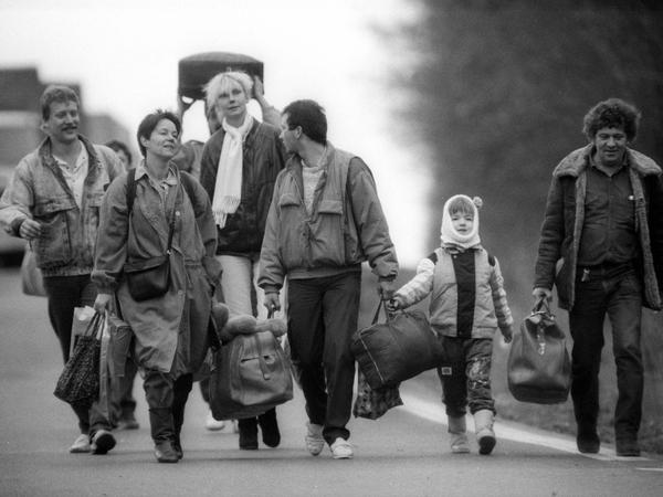 Zukunft - vor der deutschen Einheit. Diese Flüchtlinge aus der DDR waren 1989 am Grenzübergang Schirnding zu Fuß auf dem Weg aus der CSSR in die Bundesrepublik. 