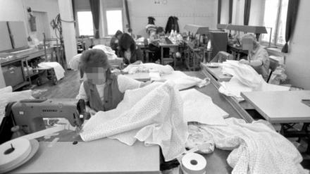 Weibliche Häftlinge im Frauengefängnis Stollberg-Hoheneck bei der Zwangsarbeit in einer Näherei, aufgenommen im Dezember 1989.