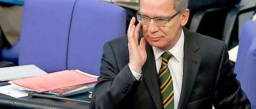 Bundesverteidigungsminister Thomas de Maizière verteidigt den Kauf von Kampfdrohnen.