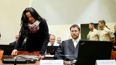 Der 386. NSU-Verhandlungstag: Die Hauptangeklagte Beate Zschäpe im Gerichtssaal neben ihrem Verteidiger Mathias Grasel 