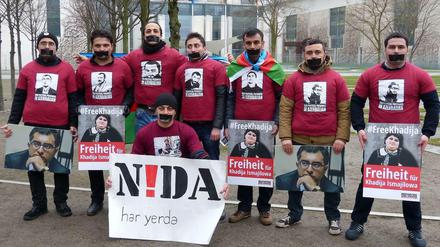 Die Freilassung politischer Gefangener in Aserbaidschan forderten Tural Sadigli (vierter von rechts) und andere Demonstranten am 21. Januar vor dem Kanzleramt.