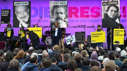 Solidarität mit den in der Türkei inhaftierten Journalisten - hier bei einem Konzert im Mai am Brandenburger Tor.