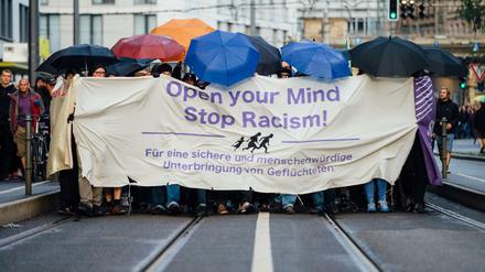 Linke Gruppen ziehen am 27.07.2015 in Dresden (Sachsen) mit einem Banner "Open your mind - stop racism" durch die Innenstadt von Dresden. 